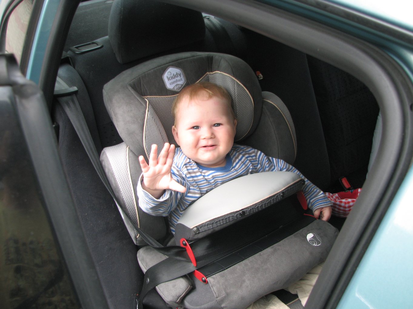 Ребенок в машине без кресла